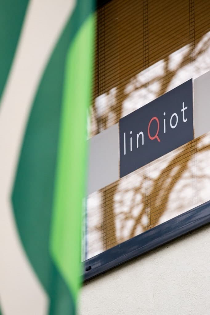 LinQiot kantoor met logo op het raam